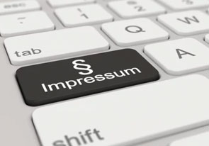 ie Abbildung zeigt einen Ausschnitt einer moderne Computertastatur. Eine der Tasten im Linken Bereich ist schwarz und es steht Impressun drauf